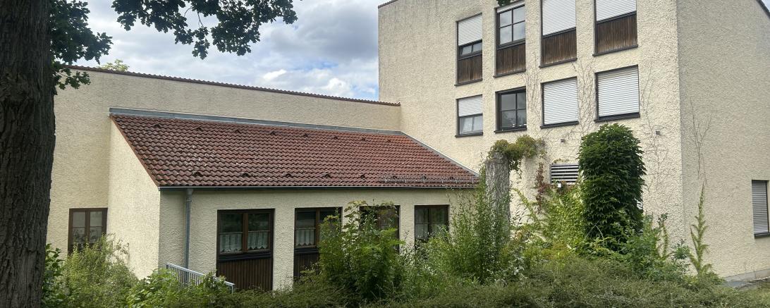 Im ehemaligen Gasthof in der Hochbruckerstraße, der nun als Arbeiterunterkunft genutzt wird, ist am Dienstagabend ein 43-Jähriger gewaltsam ums Leben gekommen. 