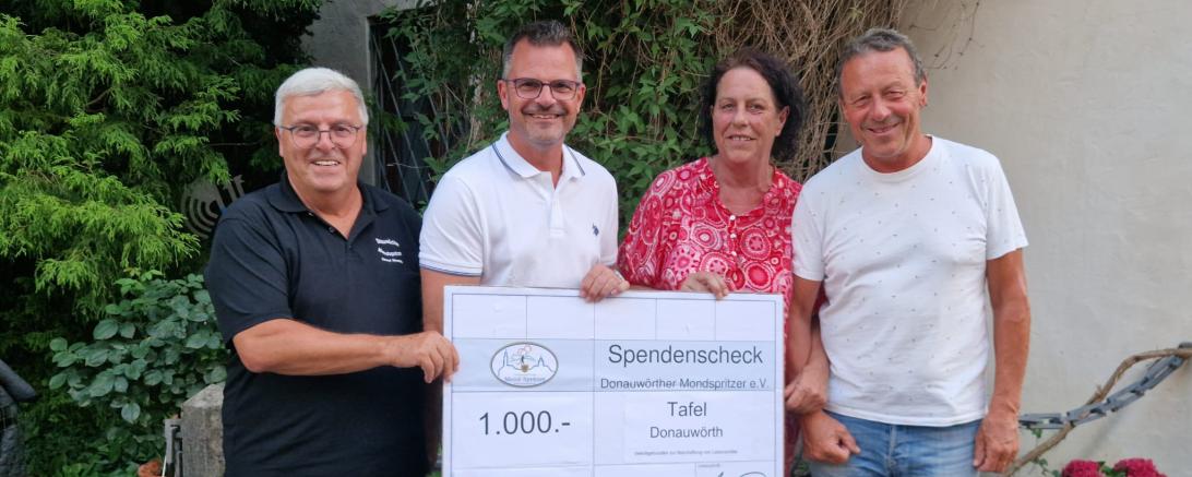 Auf dem Bild zu sehen (von links): Mondspritzer Neureiter Helmut, Vorsitzender Jürgen Sorré, für die Tafel Andrea Strobel und Mondspritzer Klaus Vater.