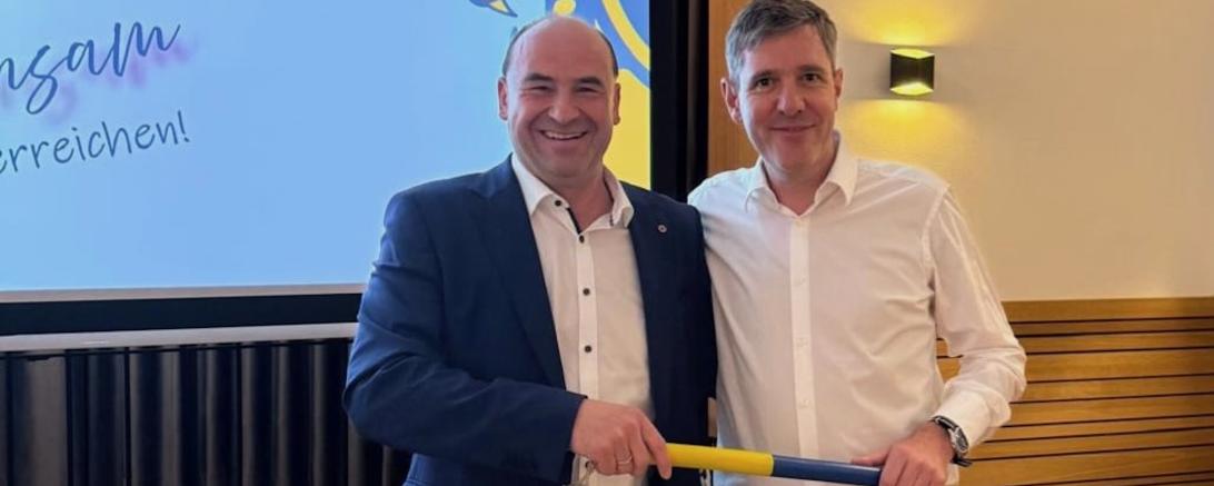 Stabübergabe - neuer Präsident des Lions Club Donauwörth, Alexander Lehmann, bedankt sich bei seinem Vorgänger, Dr. Dr. Matthias Fenner.