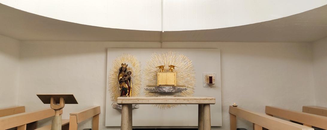 Die neugestaltete Kapelle erstrahlt in hellem Glanz und lädt die Gläubigen zum Gebet.