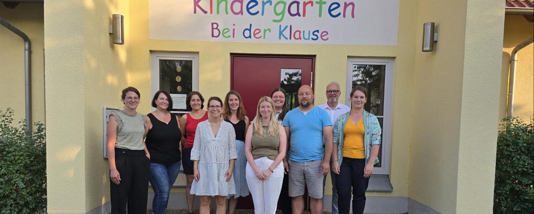 v.l.n.r.: Silke Paula, Beate Wolf, Bianca Straub, Viktoria Füssl, Nataly Rohr, Franziska Wiedemann, Lisa Wenger, Andreas Stemmer, Erster Bürgermeister Karl Rehm, Sabrina Forthofer