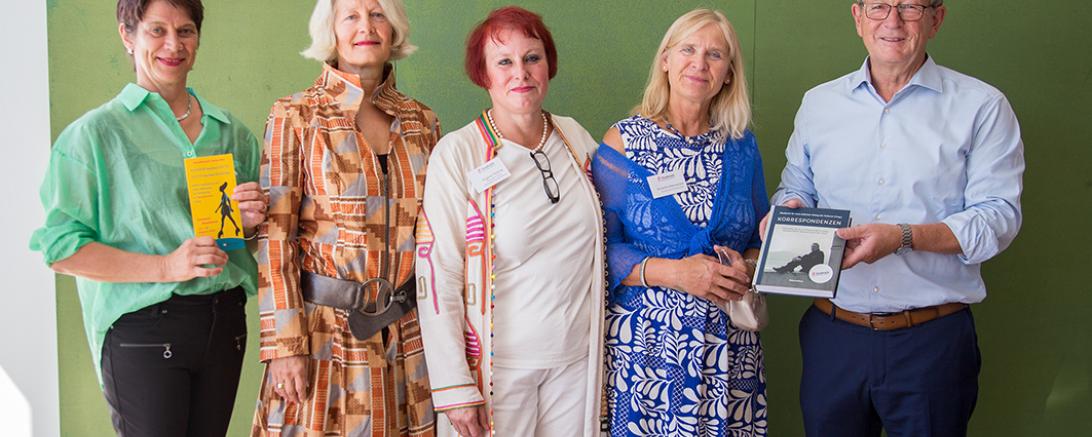 Das Veranstaltungsteam der West-Ost-Akademie mit Kunstmuseumsleiterin Annette Steinacker-Holst und Bezirkstagsvizepräsident Peter Schiele (von links).