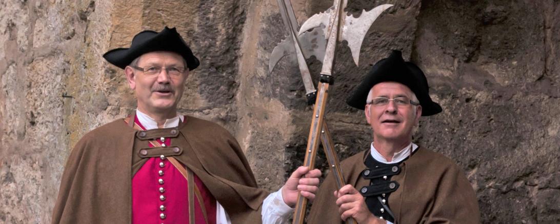 In authentischer historischer Gewandung führt Sie der Nachtwächter durch die verwinkelten Gassen und erzählt spannende Geschichten, überraschende Anekdoten und Wissenswertes aus dem Leben vergangener Jahrhunderte. 