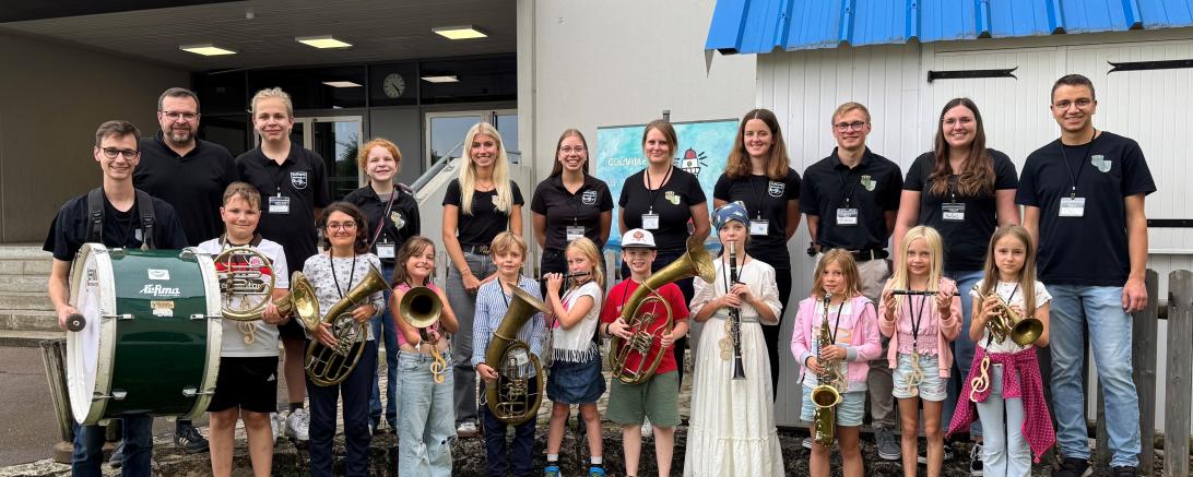 Das Bild zeigt die Kinder des Ferienprogrammes mit Betreuungsteam der Stadtkapelle Harburg e.V. 
