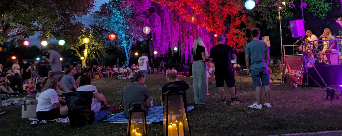 Sommerliche Atmosphäre im Rainer Stadtpark. 