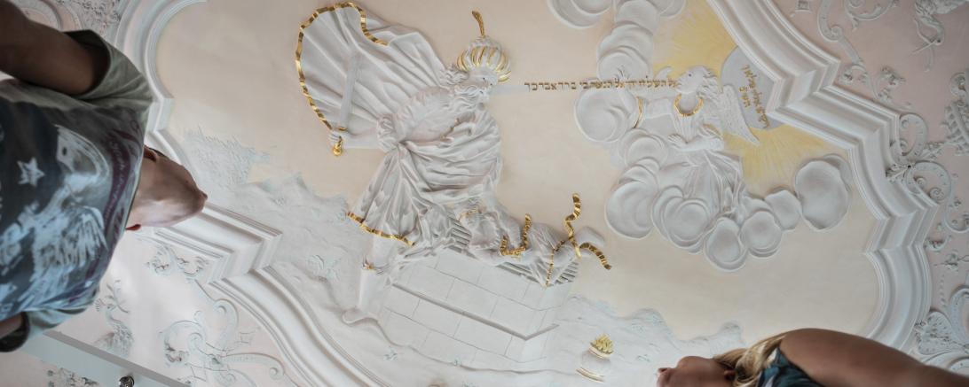 Die Stuckdecke im großen Sitzungssaal im Monheimer Rathaus.