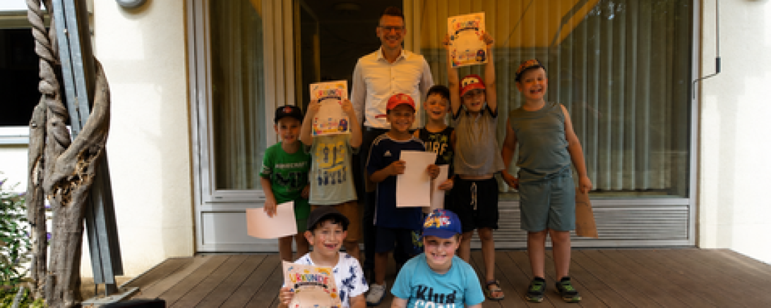 Oberbürgermeister David Wittner und die Kinder der Heilpädagogischen Tagesstätte