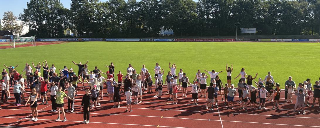 Bevor das integrative und inklusive Sportfest mit den verschiedenen Stationen so richtig losgehen konnte, mussten sich alle Teilnehmerinnen und Teilnehmer gut aufwärmen. 