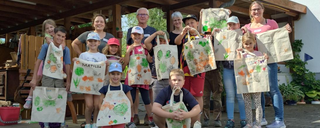 Die teilnehmenden Kinder sowie von links nach rechts Lucia Birkmeir, Johannes Donhauser, Nicole Verwoort und Katrin Streicher.