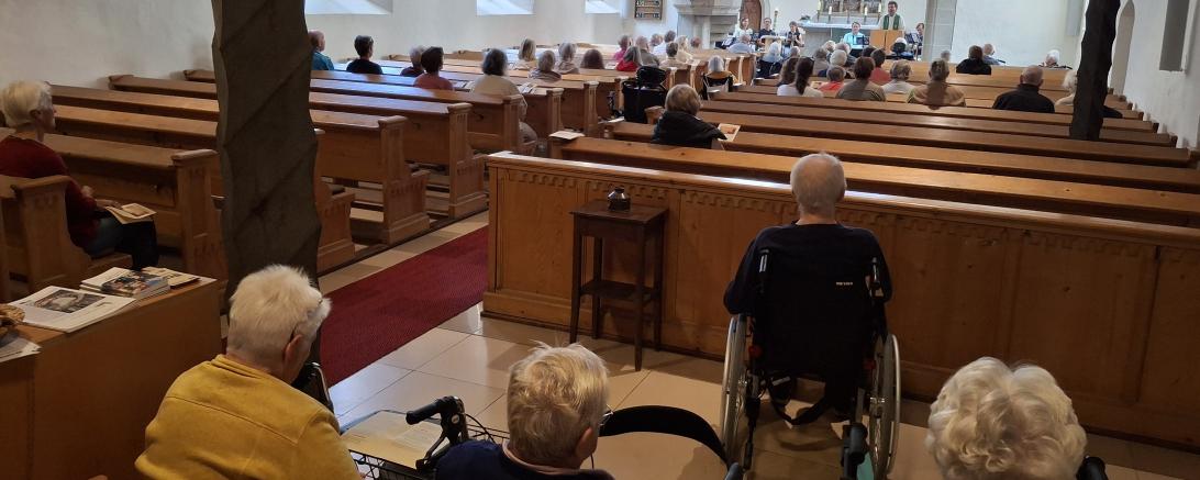 Rund 60 Besucherinnen und Besucher kamen zum Gottesdienst „Lieder meines Lebens“ in die Spitalkirche und ließen sich von vertrauten Liedern auf eine Reise durch persönliche Erinnerungen mitnehmen.