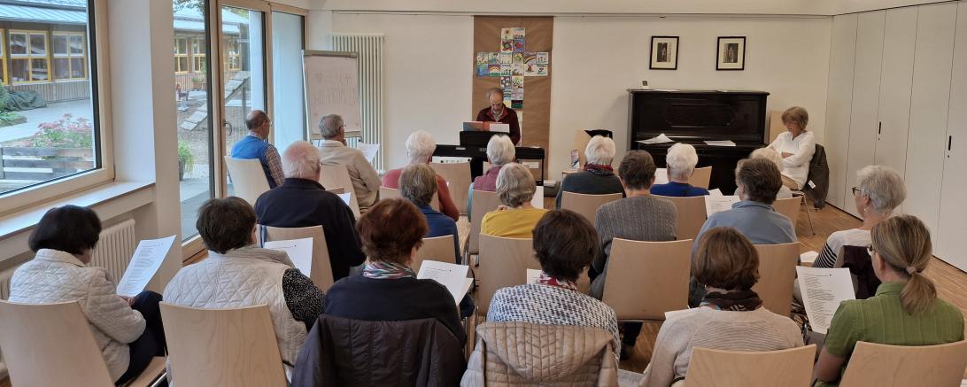  Musik verbindet: Rund 20 Teilnehmerinnen und Teilnehmer sangen gemeinsam bekannte Lieder und hatten dabei sichtlich Freude. 