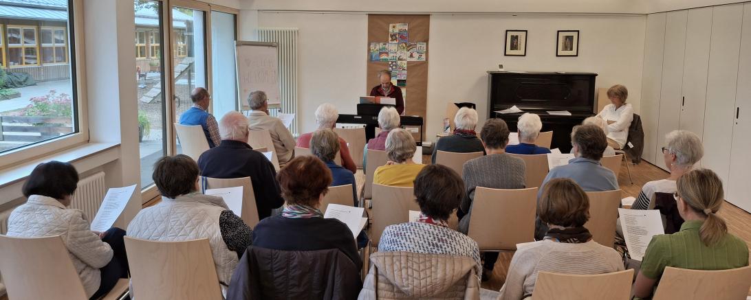 Musik verbindet: Rund 20 Teilnehmerinnen und Teilnehmer sangen gemeinsam bekannte Lieder und hatten dabei sichtlich Freude.