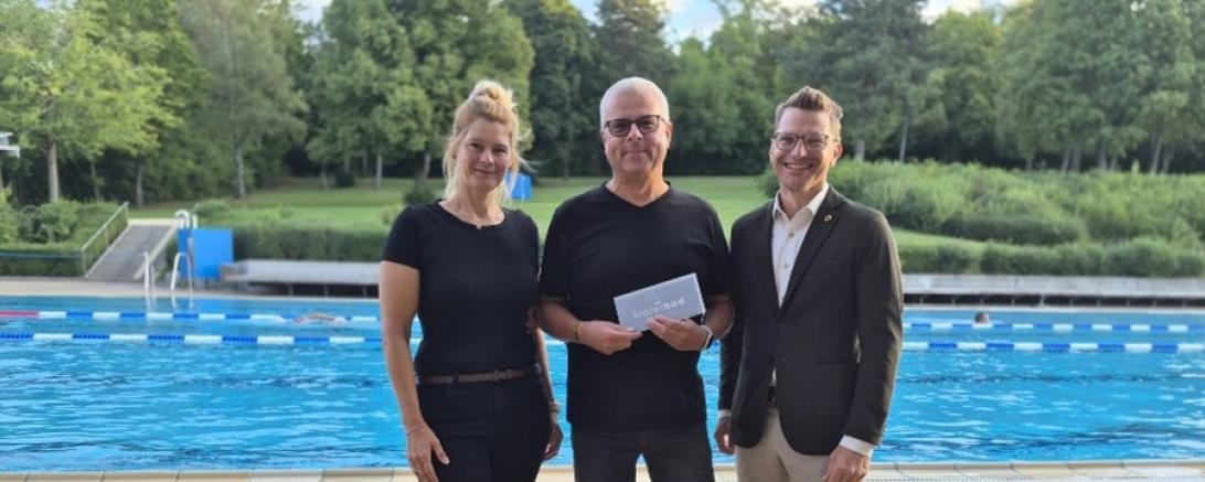 Ein besonderer Freibadbesuch: Günter Leeder aus Reimlingen wurde als 111.111. Badegast der diesjährigen Saison begrüßt. Zum besonderen Jubiläum gratulierten Nicole Hoffmann (Bäderteam, links) und Oberbürgermeister David Wittner (rechts) und überreichten ihm einen Gutschein für das „kraterbad“.