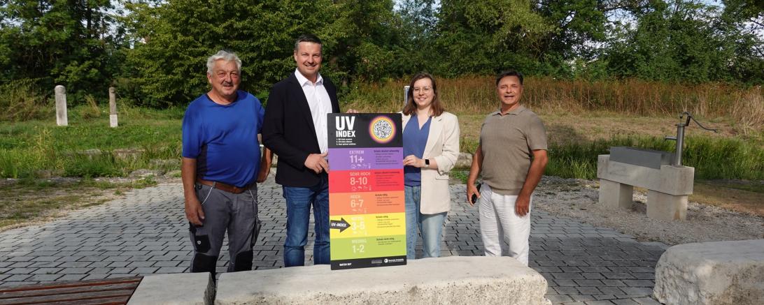 Übergabe einer UV-Index-Tafel an die Gemeinde Mertingen. Auf dem Bild zu sehen (von links): Alois Berchtenbreiter (Bauhofleiter), Stephan Kreuzer (1. Bürgermeister), Julia Lux (Geschäftsstelle Gesundheitsregionplus) und Deyan Neshov (Gesundheitsamt Donau-Ries). 