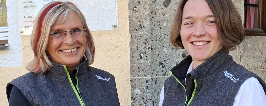 Forstdirektorin Eva-Maria Birkholz (links) vom Amt für Ernährung, Landwirtschaft und Forsten (AELF) begrüßt Eva Stempfle als neue Leiterin für die Reviere im Donau-Ries
