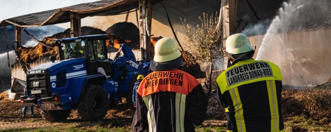 Eliminieren des Feuers auf dem Reiterhof  
