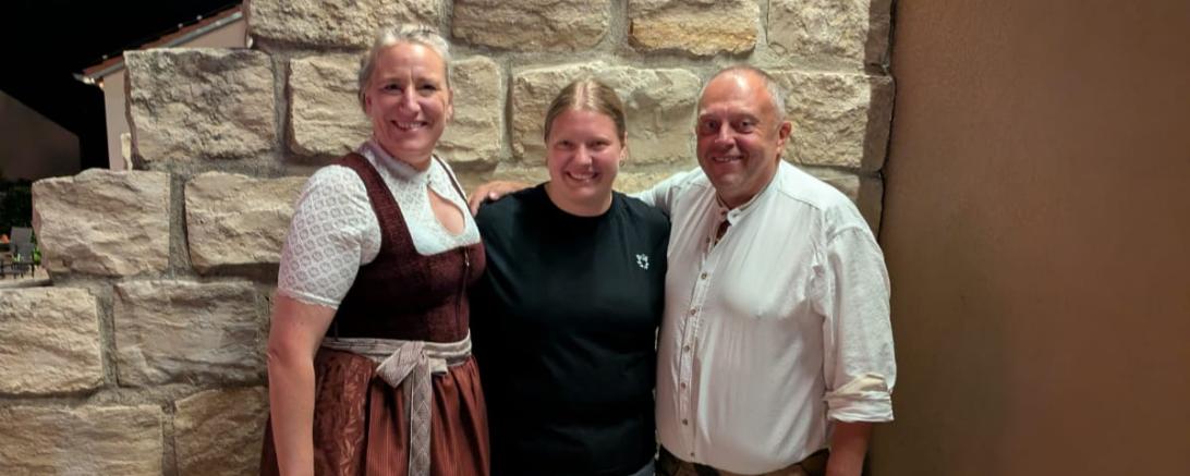 Maria Ferber (M.) mit Steffi und Roland Rachinger