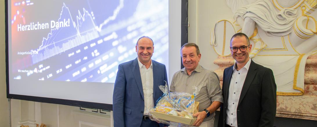  Die Vorstände der Raiffeisen-Volksbank Donauwörth eG Alexander Lehmann  (links) und Hubert Wöger (rechts) mit Norbert Faller beim AnlegerKolleg 2026 auf Schloss  Harburg.