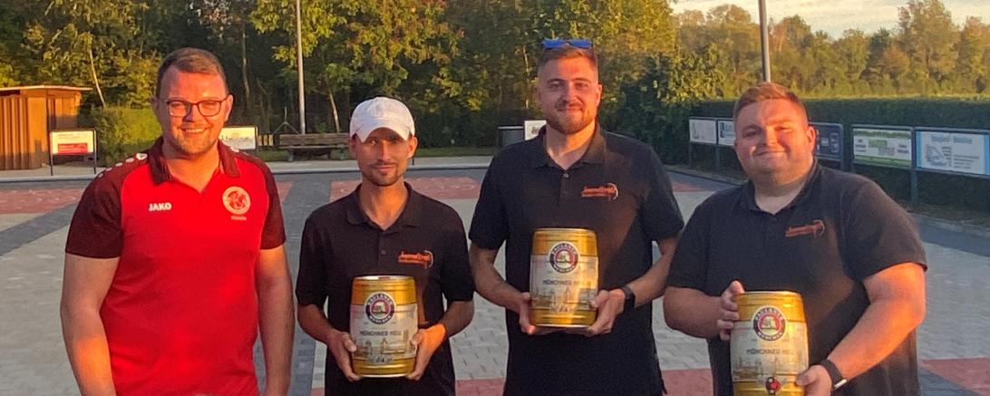 Vorstand Stefan Kleinle mit Mitgliedern des Sieger-Teams vom Jugendtreff.