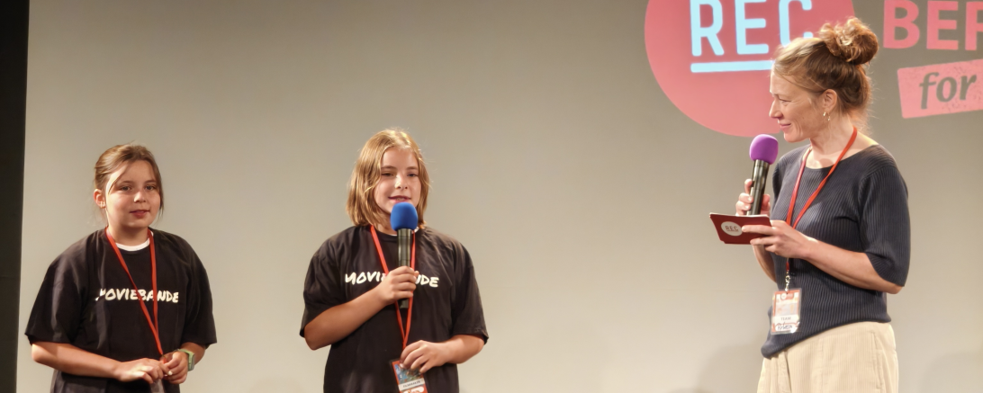 Mathilda Maurer, Klara Burger und Moderatorin Rebecca Rudolph