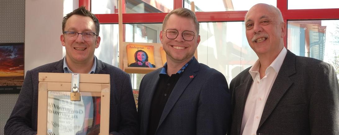 Branko Schäpers (r.) vom Caritasverband Donau-Ries und Gino Salamena, Geschäftsführer von All-in, sammeln Schlafmünzen für die Donauwörther Tafel