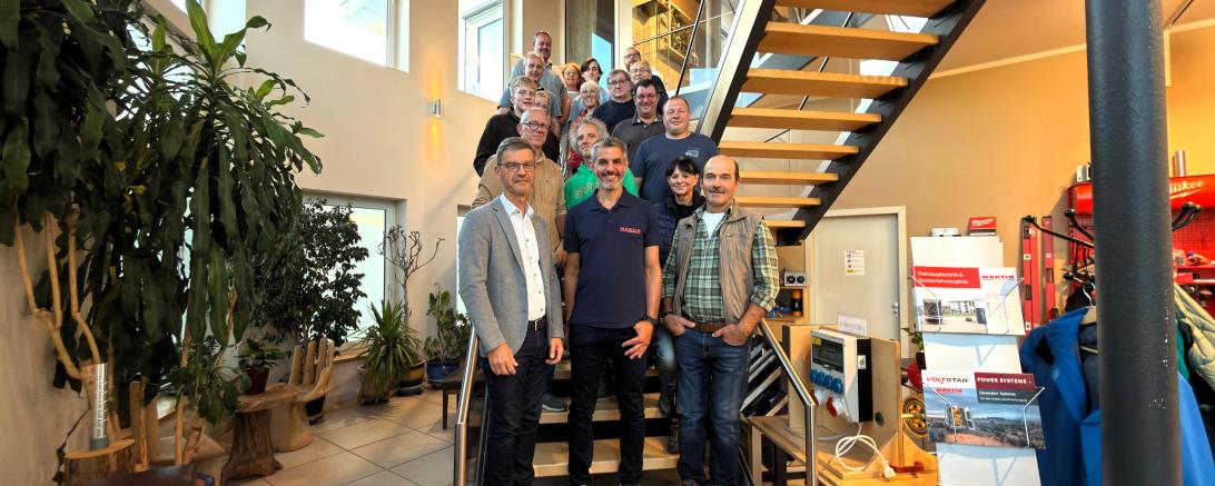 Ulrich Martin (MARTIN Special Technics), Josef Wolf (Geschäftsführer Technologie Centrum Westbayern) und Teilnehmende beim Firmenbesuch im Rahmen von „TCW on Tour – Einblicke in Unternehmen“.
