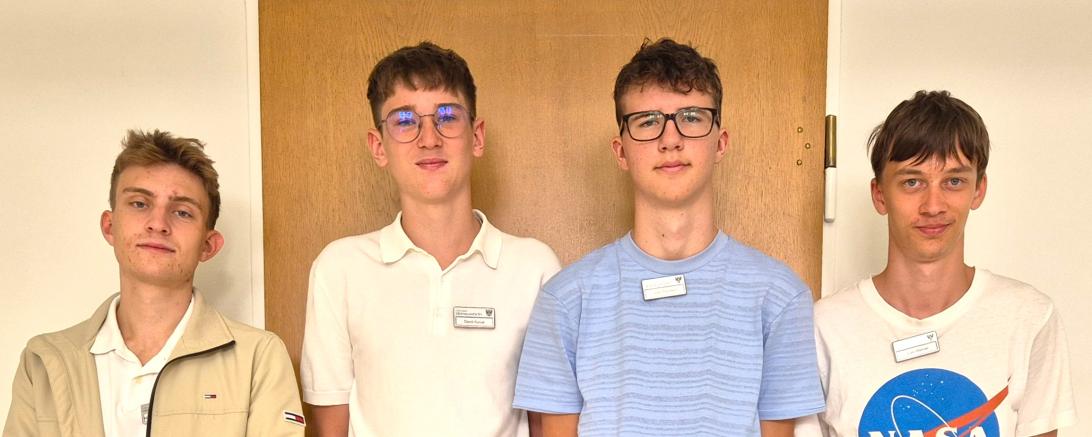 Auf dem Bild zu sehen (von links): Maximilian Zschiesche, David Kunze (Verwaltungsfachangestellte), Leo Steinherr (Umwelttechnologe für Wasserversorgung), Luis Wanner (Forstwirt).