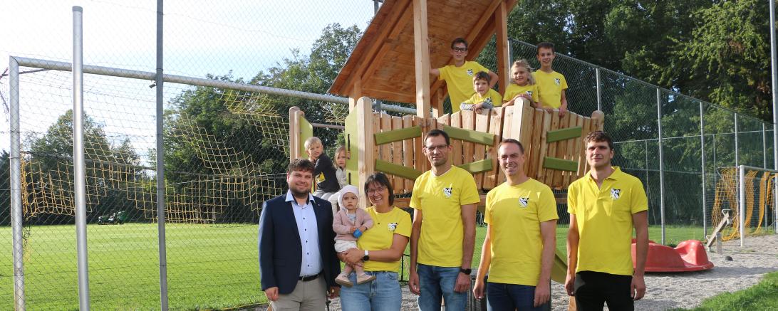 Unser Bild zeigt die Verantwortlichen mit Kindern vom SV Hausen-Schopflohe vor dem neuen Spielturm (von links): Dominik Schwarz (RVB Ries, Filiale Wallerstein), 2. Kassier Manuela Stelzle, Vorstand Thomas Feile, Abteilungsleiter Martin Uhl, Vorstand Dominik Schreitmiller.