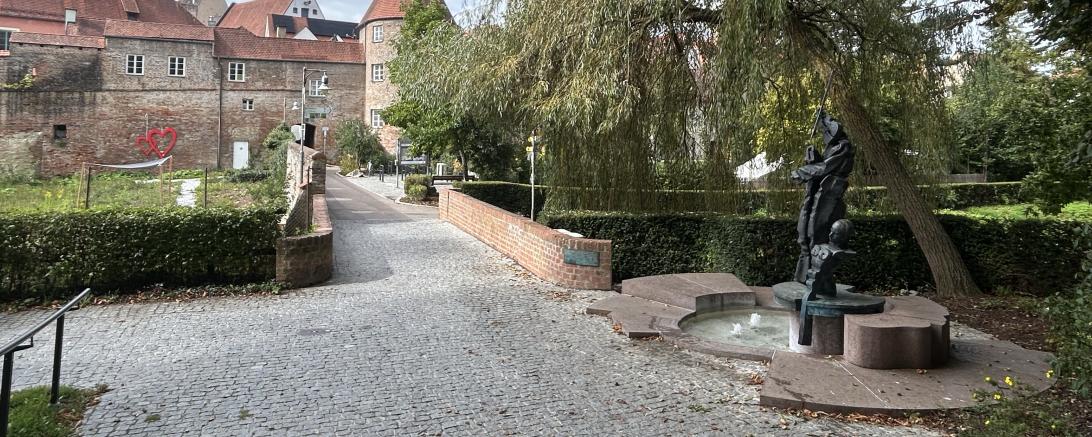 Im Zuge der Landesgartenschau wird die Brücke über den Kaibach am Ochsentörl erneuert. Der Verkehrsfluss von Fußgängern und Radfahrern soll dadurch verbessert werden - ganz verschwinden wird die Engstelle aber nicht. 