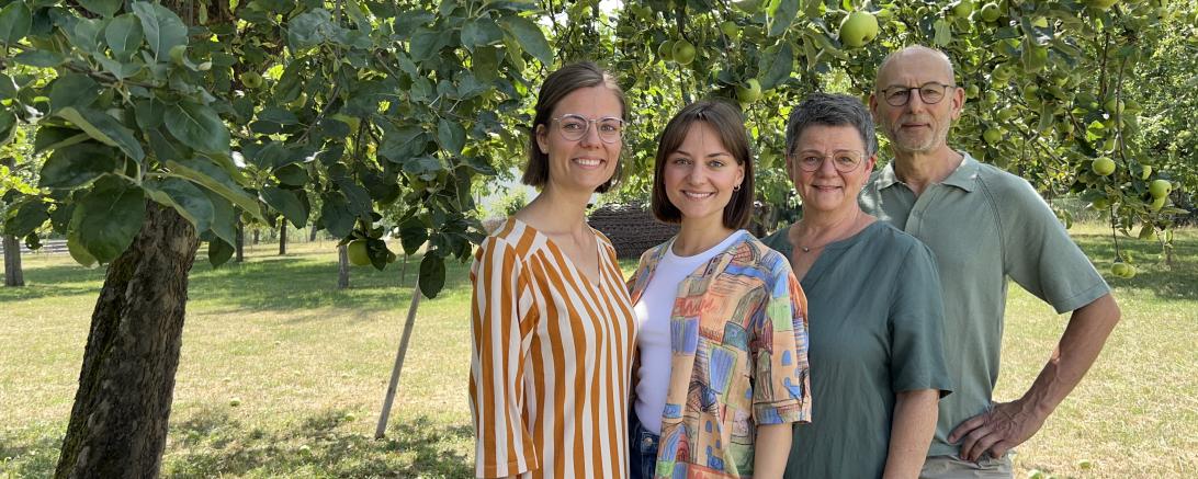 Auf dem Bild zu sehen (von links): Caroline und Magdalena, gemeinsam mit ihren Eltern Monika und Franz Schmid.