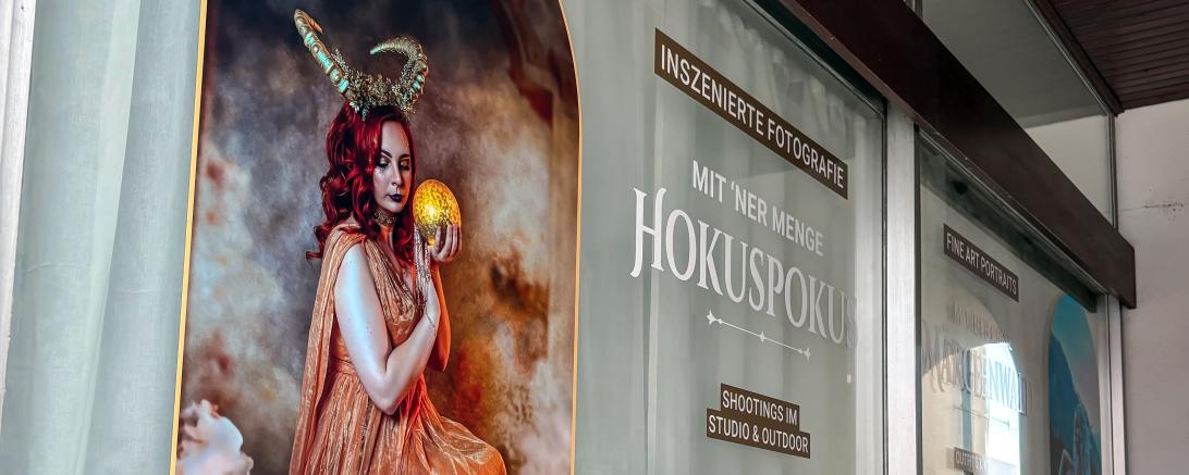 Das Fotostudio befindet sich in der Neuburger Straße 3 in Monheim.