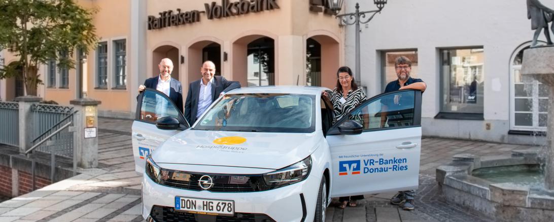 v. l.: Dr. Walter Greiner (Vorstand der Raiffeisen-Volksbank Ries eG), Alexander Lehmann (Vorstand der Raiffeisen-Volksbank Donauwörth eG), Monika Vogel (Koordinatorin der Hospizgruppe Donau-Ries e.V.) und Hans Wenninger (1. Vorsitzender der Hospizgruppe Donau-Ries e.V.).