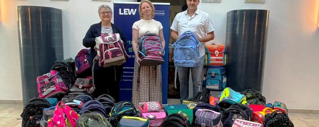Übergabe der gesammelten Schulranzen in Monheim (v. l. Erste Bürgermeisterin Anita Ferber, Frau Frank LEW, StadtAktivManager Peter Ferber).