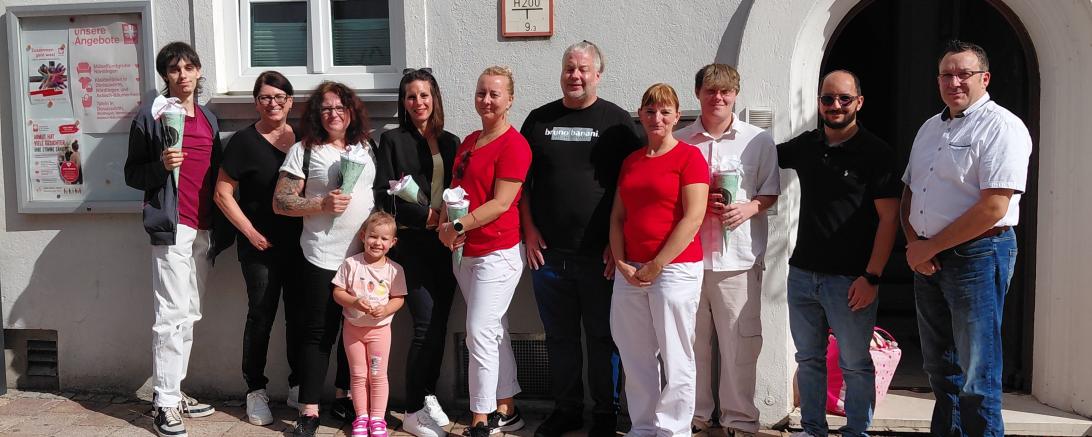 Auf dem Bild (von links): Michael Schwatz, Gabriele Koller (Pflegedienstleistung), Sandra Weeger, Alja Rajsp mit Tochter Lia, Kristine Caunite, Tobias Mokosch (Praxisanleiter), Cathleen Kreisel (Praxisanleiterin), David Güsgen, Said Boukchiba (stellv. Pflegedienstleitung) und Branko Schäpers. 