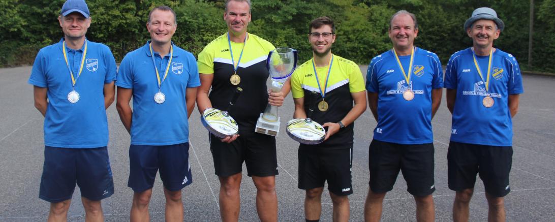 Das Bild zeigt die drei Siegerteams von links nach rechts: Thorsten und Jürgen Litzel (SV Tagmersheim); Matthias Oestreicher und Fabian Müller (SV Nordheim) und Marco Draxler und Helmut Wagemann (SV Holzkirchen).