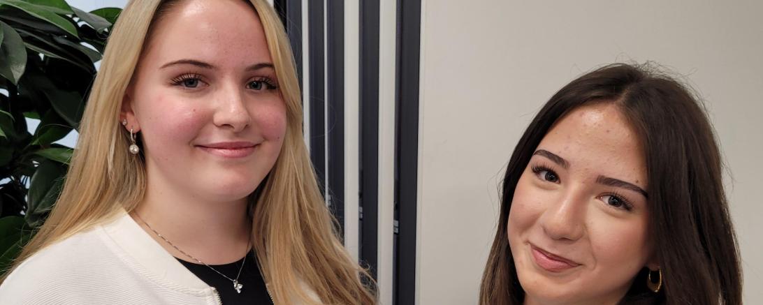 Die neu gewählten Landkreisschülersprecherinnen im Donau-Ries Sophie Bagrov (links) und Süeda Aydogdu (rechts).