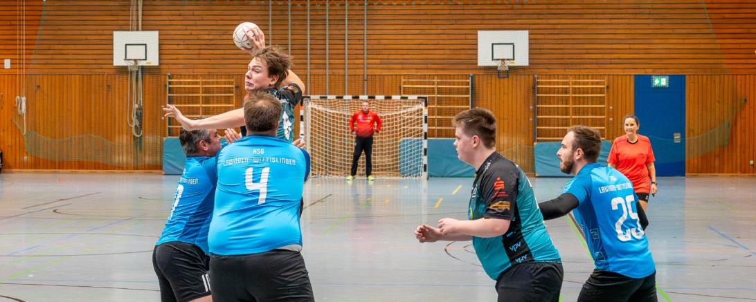 Peter Gassenmayer (beim Wurf) und Kreisläufer Max Hessel (2. v.r.) hoffen im Spiel gegen die SG 1871 Augsburg/Gersthofen II auf Punkte für die zweite Mannschaft der HSG Nordschwaben
