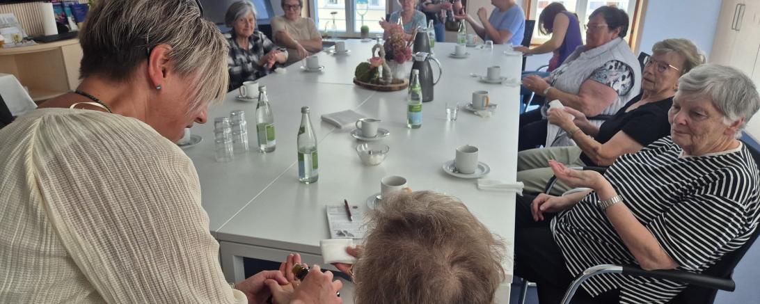 Die Besucherinnen des Vortrages „Aromapflege“ hatten die Möglichkeit Produkte auszuprobieren und mit allen Sinnen zu genießen.