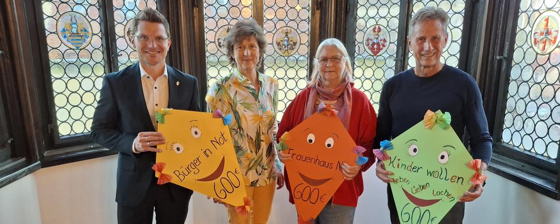 Dreimal 600 Euro für den guten Zweck: Gerda Bachmann (2. v. l.) unterstützt mit ihrer diesjährigen Spendenaktion das Frauenhaus Nördlingen, den Verein „Kinder wollen leben, spielen, lachen“ und die Stiftung „Nördlinger Hilfe in Not“. Bei der Spendenübergabe bedankten sich Maja Paur (2. v. r., Frauenhaus), Martin Obermann (rechts, Verein „Kinder wollen leben, spielen, lachen“) und Oberbürgermeister David Wittner (links , Stiftung „Nördlinger Hilfe in Not“) herzlich für die Unterstützung.