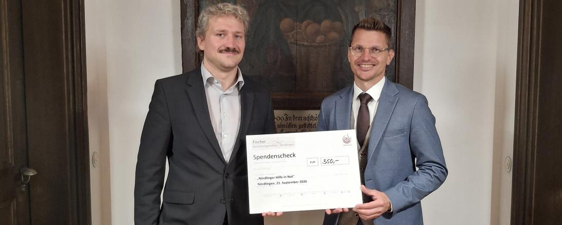 Johannes Fischer (links) übergibt Oberbürgermeister David Wittner 350 Euro für die Stiftung „Nördlinger Hilfe in Not“