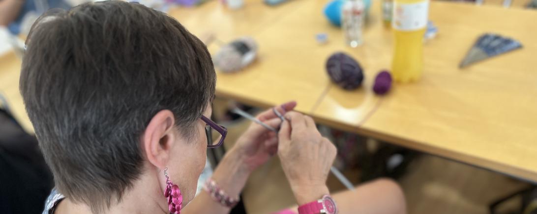 Kreativ beim Stricken in der Stadtbibliothek.