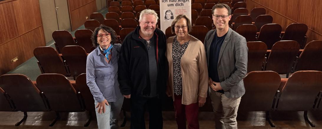 v.l.: Kristina Kolb-Djoka (Beauftragte für Bildung, Demokratie und Erinnerungsarbeit im Präsidium der AWO Schwaben), Josef Pröll (Filmemacher und Regisseur), Gabriele Fograscher (Vorsitzende des AWO Ortsvereins Nördlingen) und Frederik Hintermayr (stellvertretender Vorsitzender des Präsidiums der AWO Schwaben)