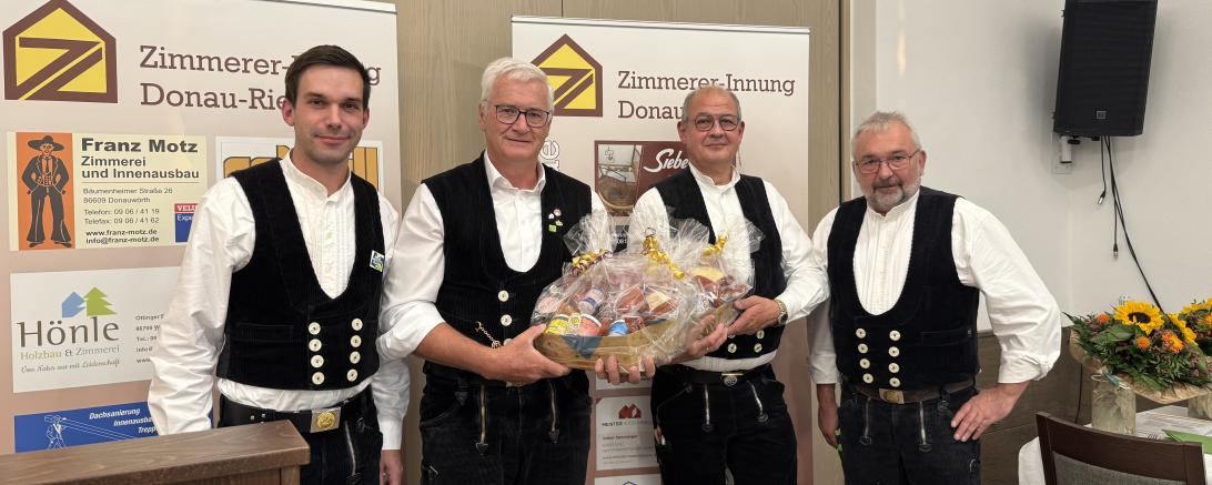Für besondere Verdienste um das Zimmererhandwerk wurden Ehrungen und Präsente vergeben. 