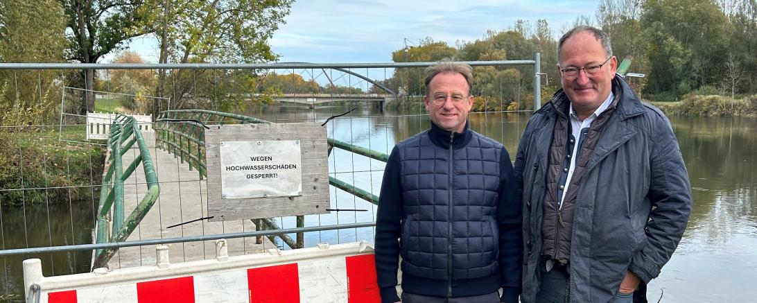 MdL Wolfgang Fackler (links) mit Marxheims Bürgermeister Alois Schieg vor der Brücke