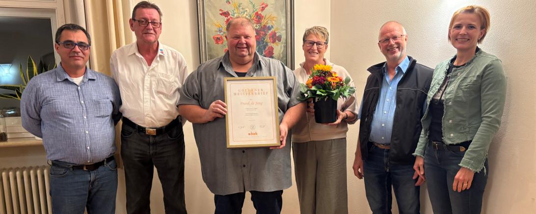 Eine besondere Ehrung bei der Innungsversammlung der Metallinnung Nordschwaben: Frank de Jong aus Rögling (3. von links) wurde mit dem Goldenen Meisterbrief der Handwerkskammer für Schwaben ausgezeichnet. Seine Ehefrau erhielt als Zeichen der Wertschätzung einen Blumenstrauß. Von links: Vorstandsmitglied Mario Litschko, Obermeister Johann Schneid, Frank de Jong, Frau de Jong, stellvertretender Obermeister Martin Peter und Vorstandsmitglied Daniela Neubauer-Kimmerle.