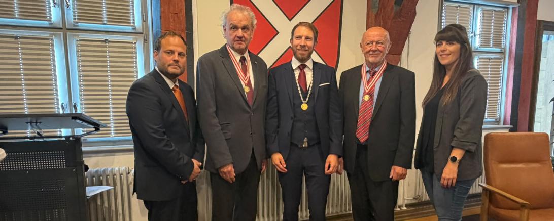 Bild von Fabian Schäff (Stadtrat und CSU-Fraktionsvorsitzender), Thomas Fink (ehemaliger Stadtrat), Thomas Heydecker (Bürgermeister), Rudolf Löhe (ehemaliger Stadtrat), Rebecca Heller (3. Bürgermeisterin) (v.l.)