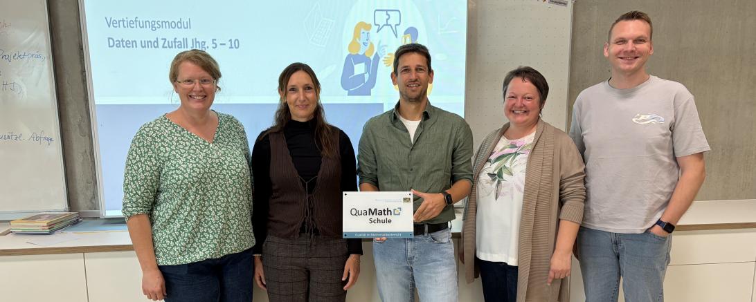 Nach zwei Jahren erfolgreicher Qualifizierung freuen sich die  Lehrkräfte der Staatlichen Realschule Rain über das offizielle QuaMath-Siegel.  Von links: Maria Zistler (Referentin), Martina Eichner, Jürgen Herrmann und  Karin Konrad (alle Realschule Rain) sowie Robert Forster (Referent)