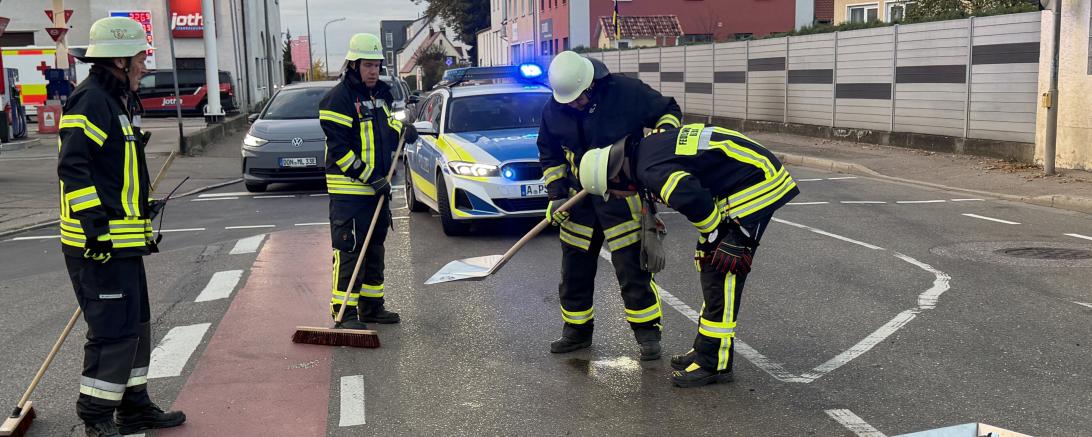 Die Feuerwehr reinigt die Unfallstelle im Donauwörther Stadtteil Berg.