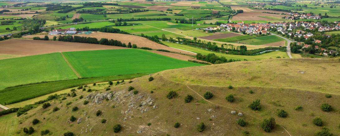 Blick in den Rieskrater, im Vordergrund der Rollenberg 