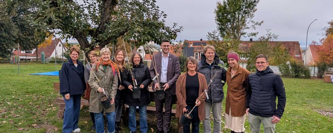 Auf dem Bild übergeben Landrat Michael Dinkelmeier und Petra Wagner, erste Vorsitzende des Kreisverbands Nördlingen, die letzten Bäume in Wemding. Diese gehen an das Kinderherz, vertreten durch Frau Thum-Ziegler sowie an die SVE, vertreten durch Frau Bobinger. 
